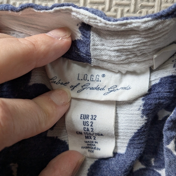 V neck lightweight floral blouse - Picture 3 of 4